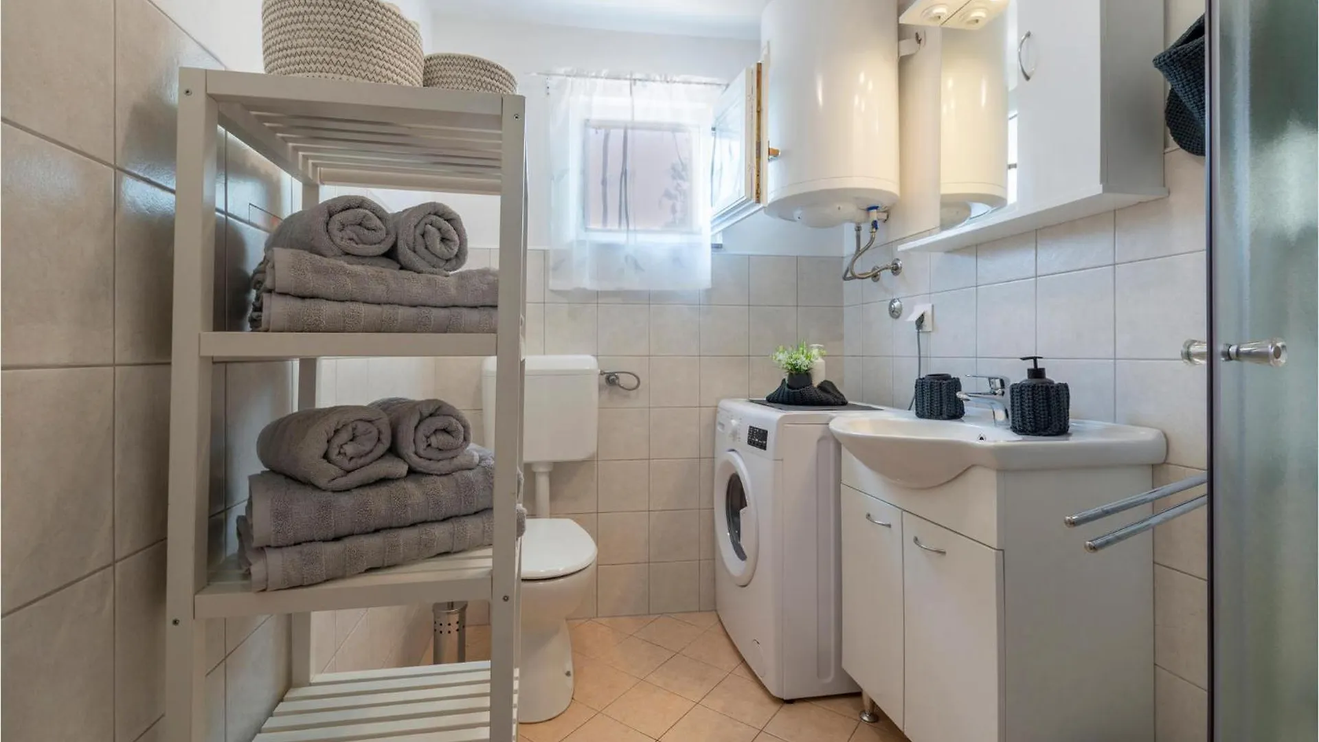 2 Bedroom Stunning Home In Sisan 0*,